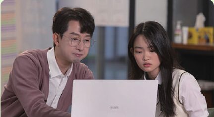 선생님이 LCAD 보고서로 학생과 분석 상담하는 모습